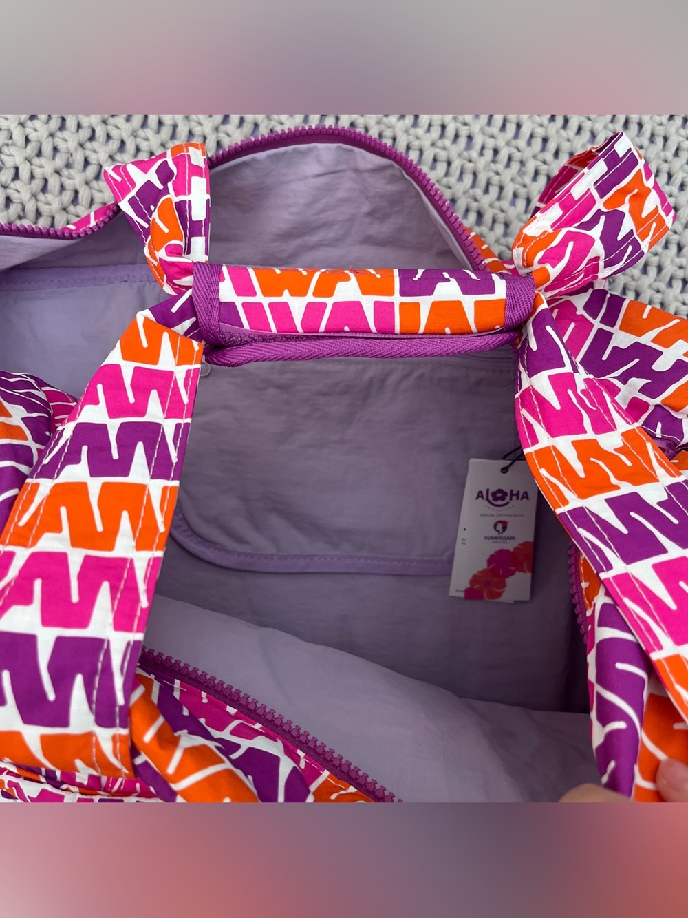 ALOHA Collection• HAWAIIAN AIRLINES KEEP IT LIGHT WEEKENDER In VINTAGE HAWAIIAN - Picture 5 of 9